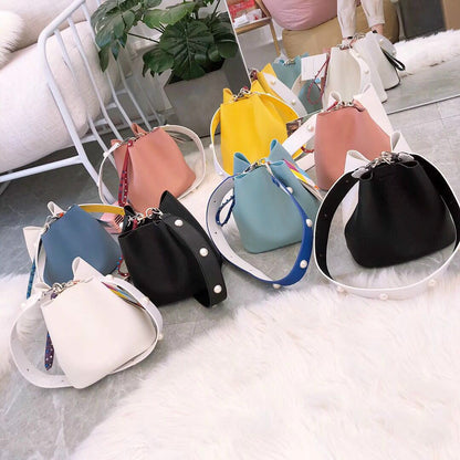 Bolso tipo cubo con remaches de moda