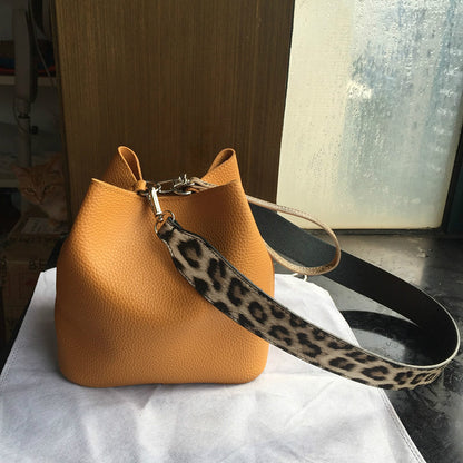 Bolso tipo cubo con remaches de moda