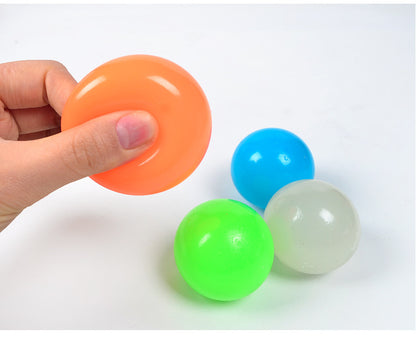 Bolas adhesivas luminosas para pared, juegos de fiesta en casa, juguetes novedosos que brillan en la oscuridad, juguete de descompresión para apretar.