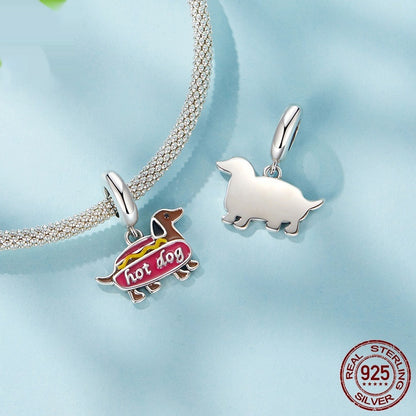 Colgante de perro salchicha en plata S925 con cuentas.