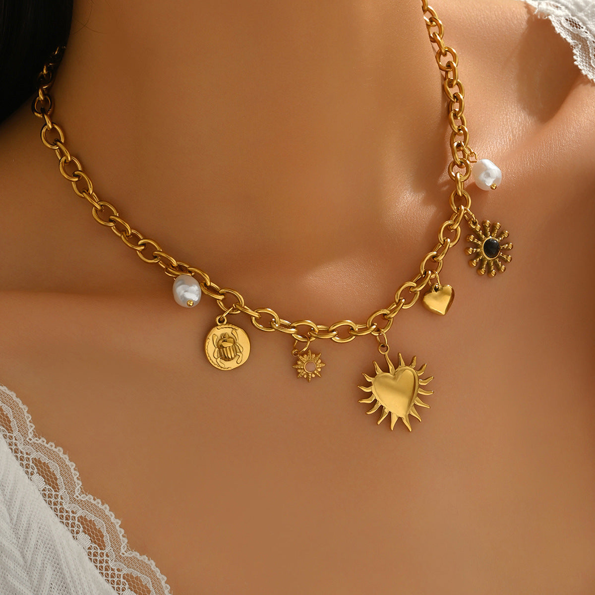 Cadena colgante con gemas de perla incrustadas y el mismo diseño de Niche Love