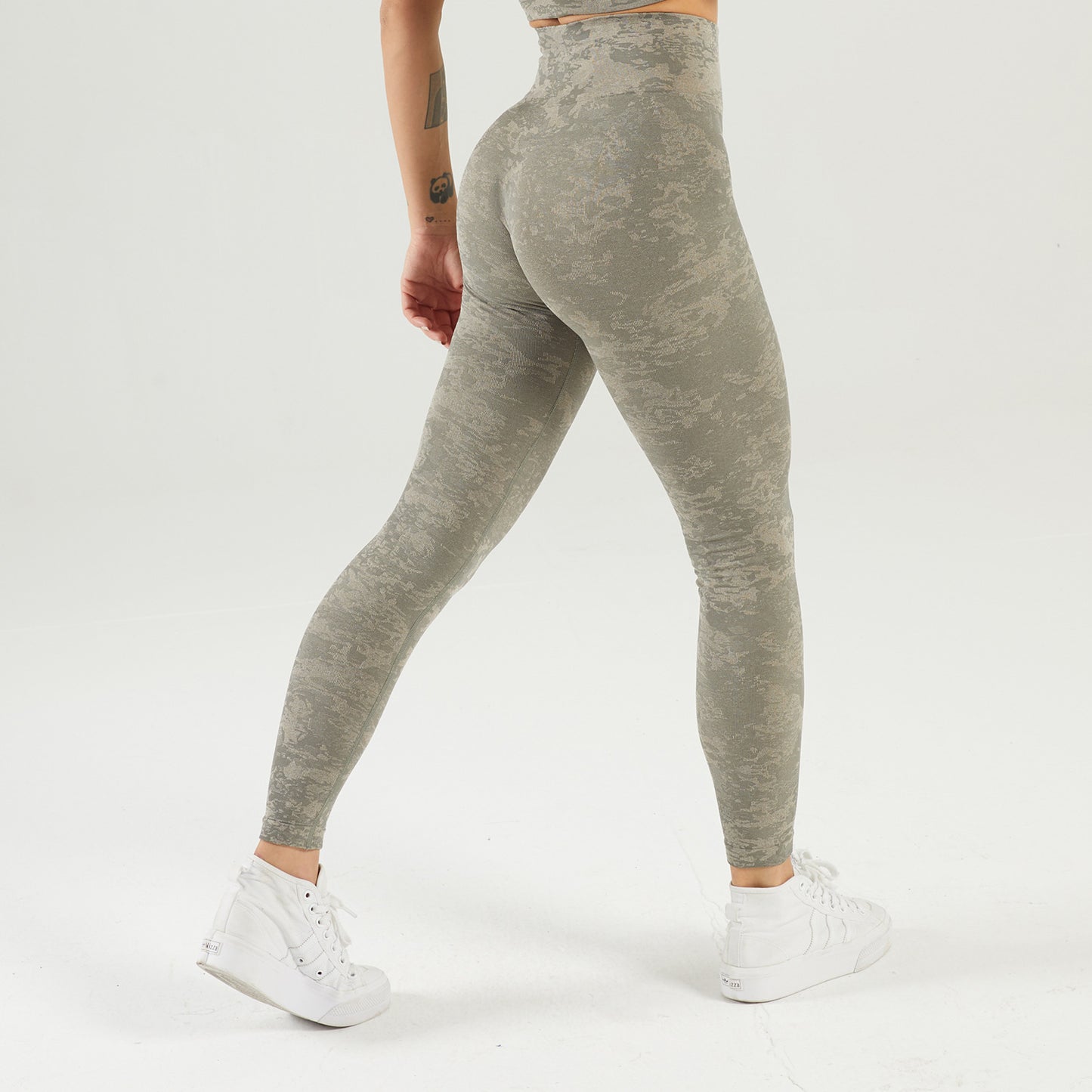New Shark Seamless Yoga Female Fitness Camouflage Moisture Wicking Tight
