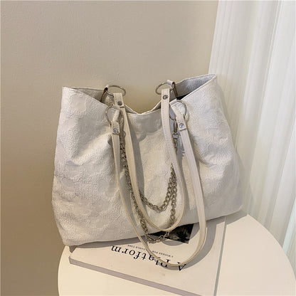 Bolso de mano con cadena en relieve 