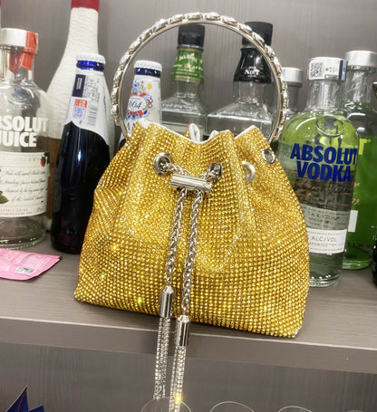 Bucket Bag mit glänzenden Diamanten