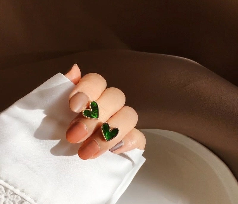 Elegance Retro High-grade Dark Green Love Female Earrings