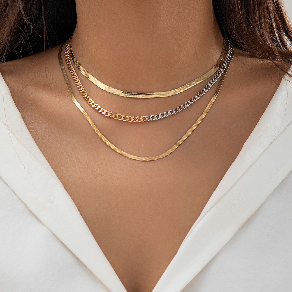 Collar multicapa con cadena de hueso de serpiente y colores contrastantes