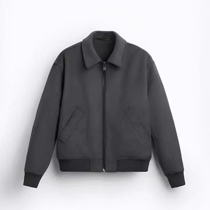Tragen Sie einen Wollmantel mit Polokragen und einer britischen Jacke und Strickjacke
