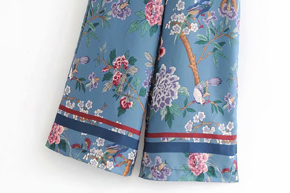 Mujeres con cintura alta y pantalones anchos. 