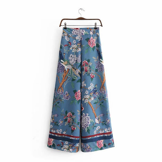 Women with high waist and wide leg pants