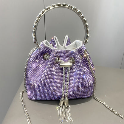 Bucket Bag mit glänzenden Diamanten