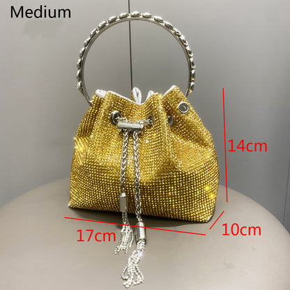 Bucket Bag mit glänzenden Diamanten