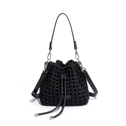 Bolso tipo cubo con nudo de molino tejido a mano