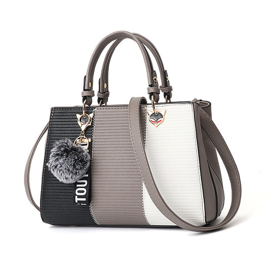 Bolso de hombro con adornos de bolas de pelo 