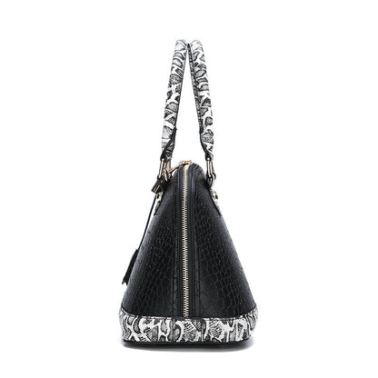Bolso de piel de serpiente con diseño de concha