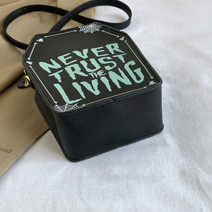 Quadratische Tasche im Dark-Gothic-Stil mit Graffiti-Aufdruck