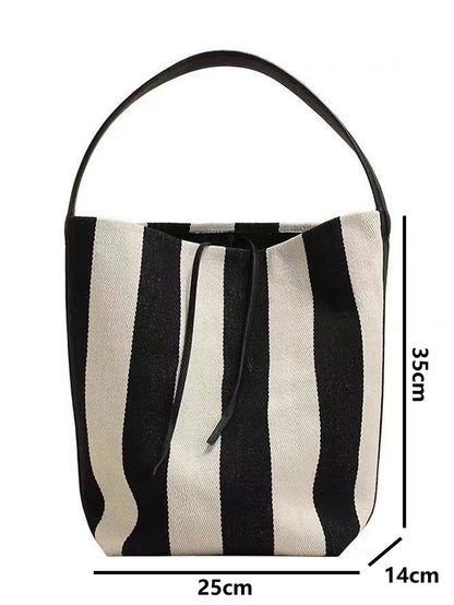 Schultertasche aus Canvas mit Streifen in Schwarzweiß