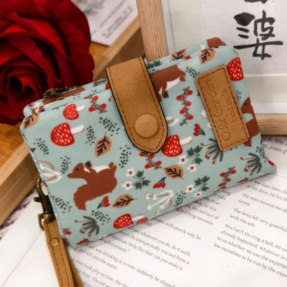 Dreifach gefaltete Brieftasche mit mehreren Kartenfächern und Aufdruck