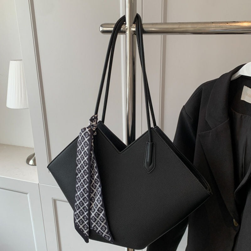 Large commuting tote bag