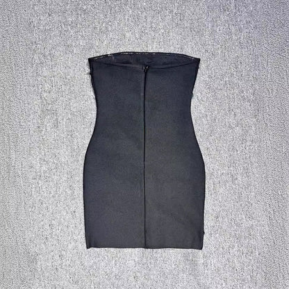 Vestido de fiesta con top de tubo y hombros descubiertos con incrustaciones de diamantes