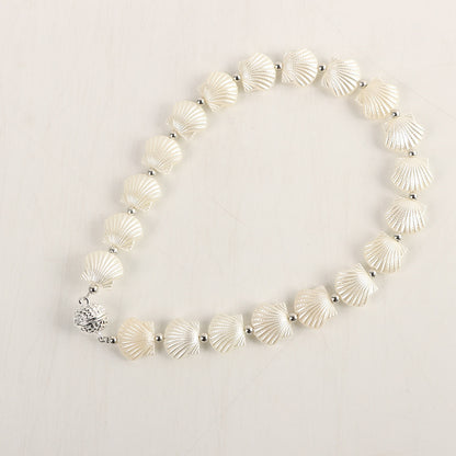 Pulsera magnética con cierre de cadena de perlas doradas y plateadas.