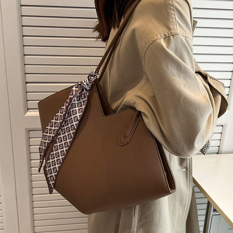 Large commuting tote bag