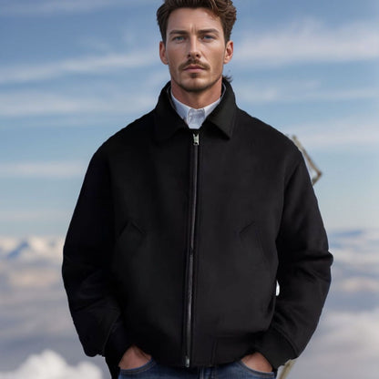 Tragen Sie einen Wollmantel mit Polokragen und einer britischen Jacke und Strickjacke