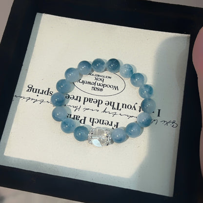 Armband mit schwimmender Blume aus weißem Kristall und Tintenblau, Chalcedon und Aquamarin