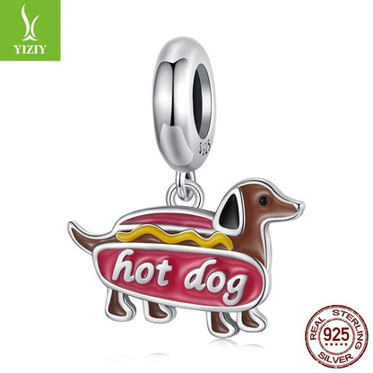 Colgante de perro salchicha en plata S925 con cuentas.