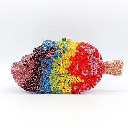 Bolso de mano con forma de helado y diamantes 
