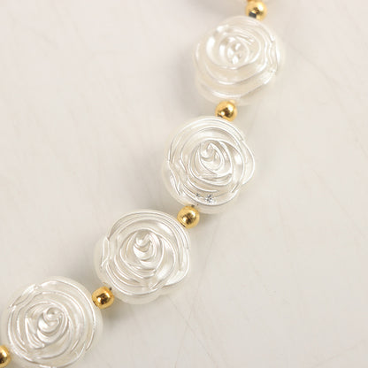 Pulsera magnética con cierre de cadena de perlas doradas y plateadas.
