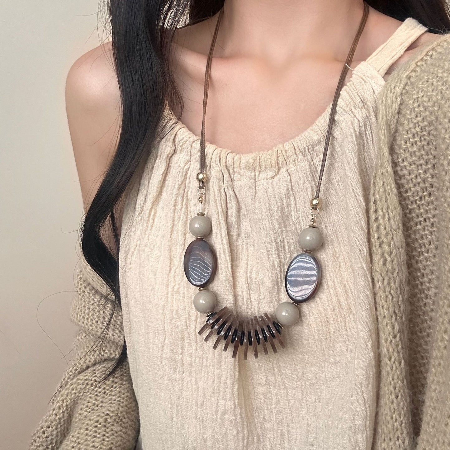 Collar colgante original tejido a mano con forma larga