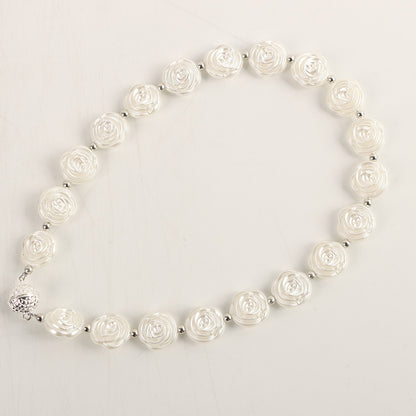 Pulsera magnética con cierre de cadena de perlas doradas y plateadas.
