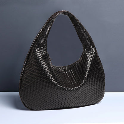 Bolso tejido en forma de media luna