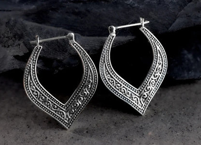 Pendientes vintage con forma de corazón tallado en estilo étnico