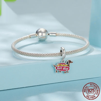 Colgante de perro salchicha en plata S925 con cuentas.
