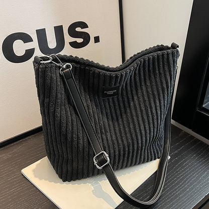 Bolso de hombro de pana versátil