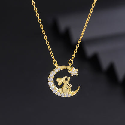 Hermoso collar de diamantes con luz de luna creciente de conejito de lujo