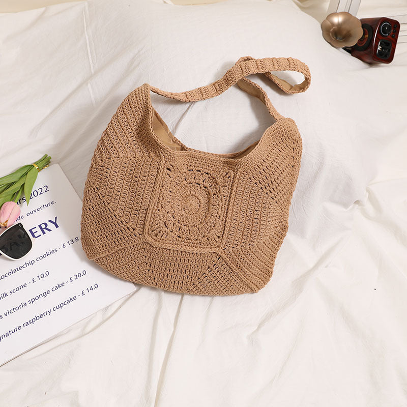 Geflochtene Strandtasche aus Stroh