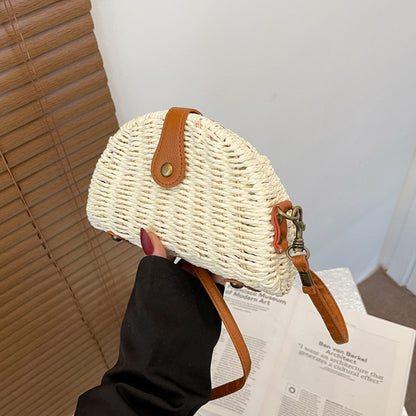 Halbrunde Mini-Strohtasche mit schrägem Rand