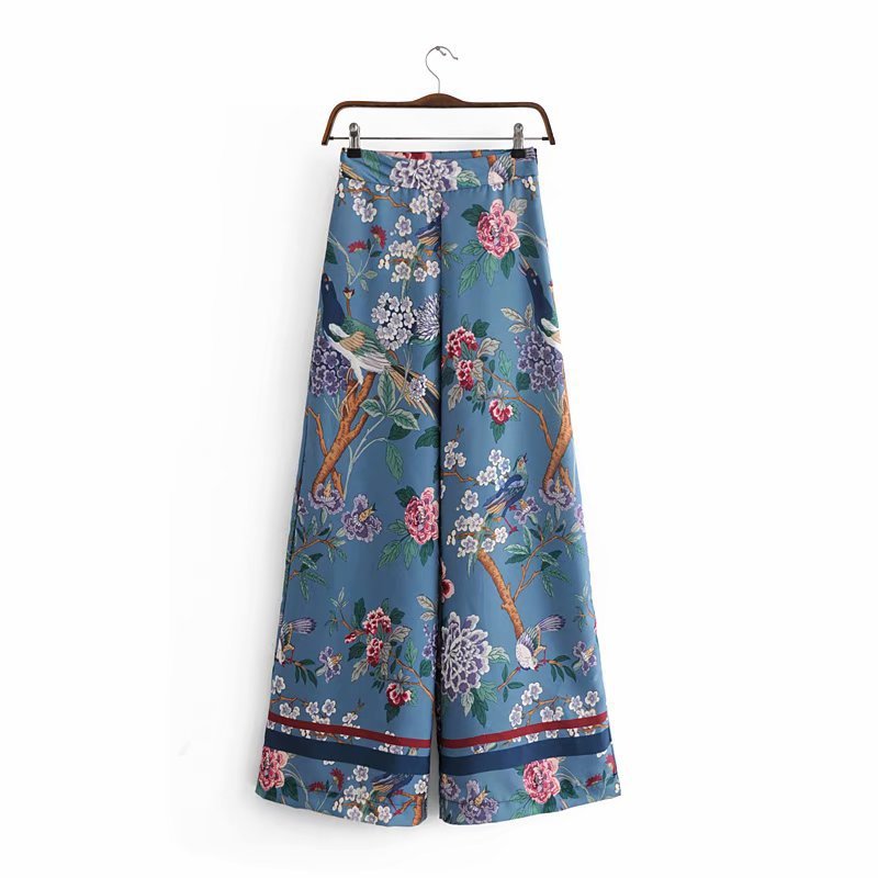 Women with high waist and wide leg pants