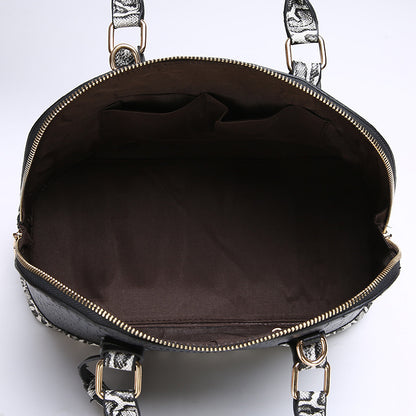 Bolso de piel de serpiente con diseño de concha