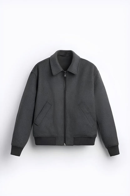 Tragen Sie einen Wollmantel mit Polokragen und einer britischen Jacke und Strickjacke