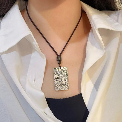 Collar con colgante de hebilla de seguridad con palabras de la suerte bañado en plata y cobre blanco