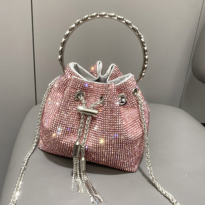 Bucket Bag mit glänzenden Diamanten