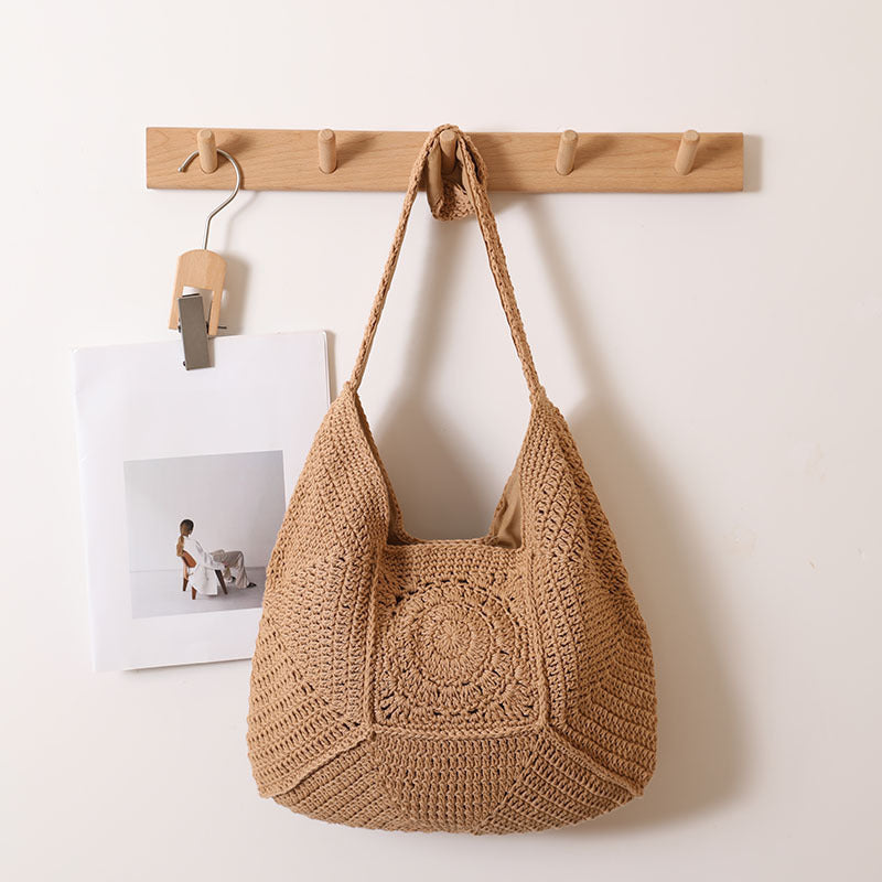 Geflochtene Strandtasche aus Stroh