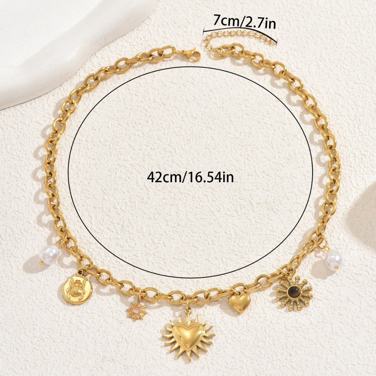 Cadena colgante con gemas de perla incrustadas y el mismo diseño de Niche Love