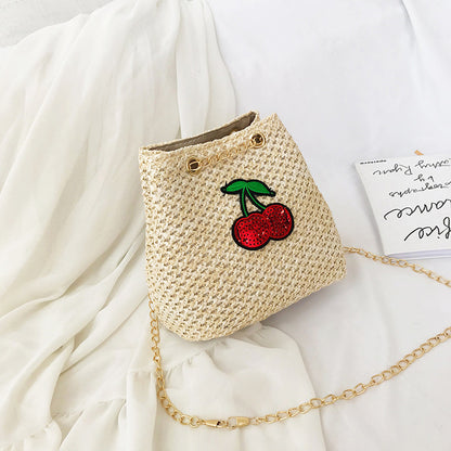 Bolso tipo cubo con cadena de cerezas
