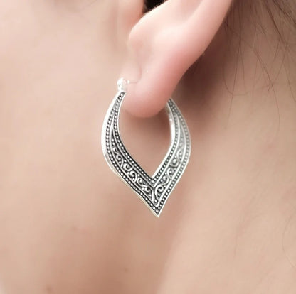 Pendientes vintage con forma de corazón tallado en estilo étnico
