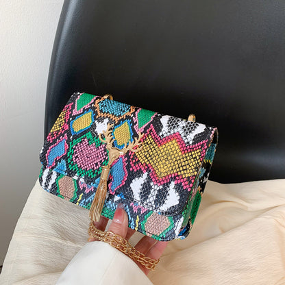 Tasche mit Schlangenmuster und Quaste