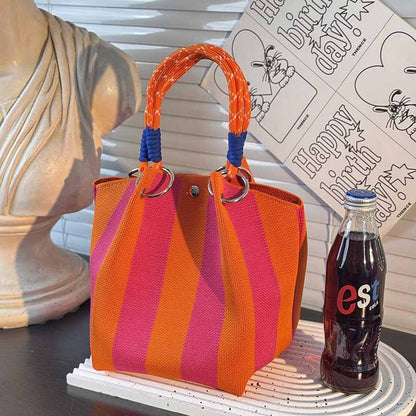 Gestrickte Tasche mit Schnalle